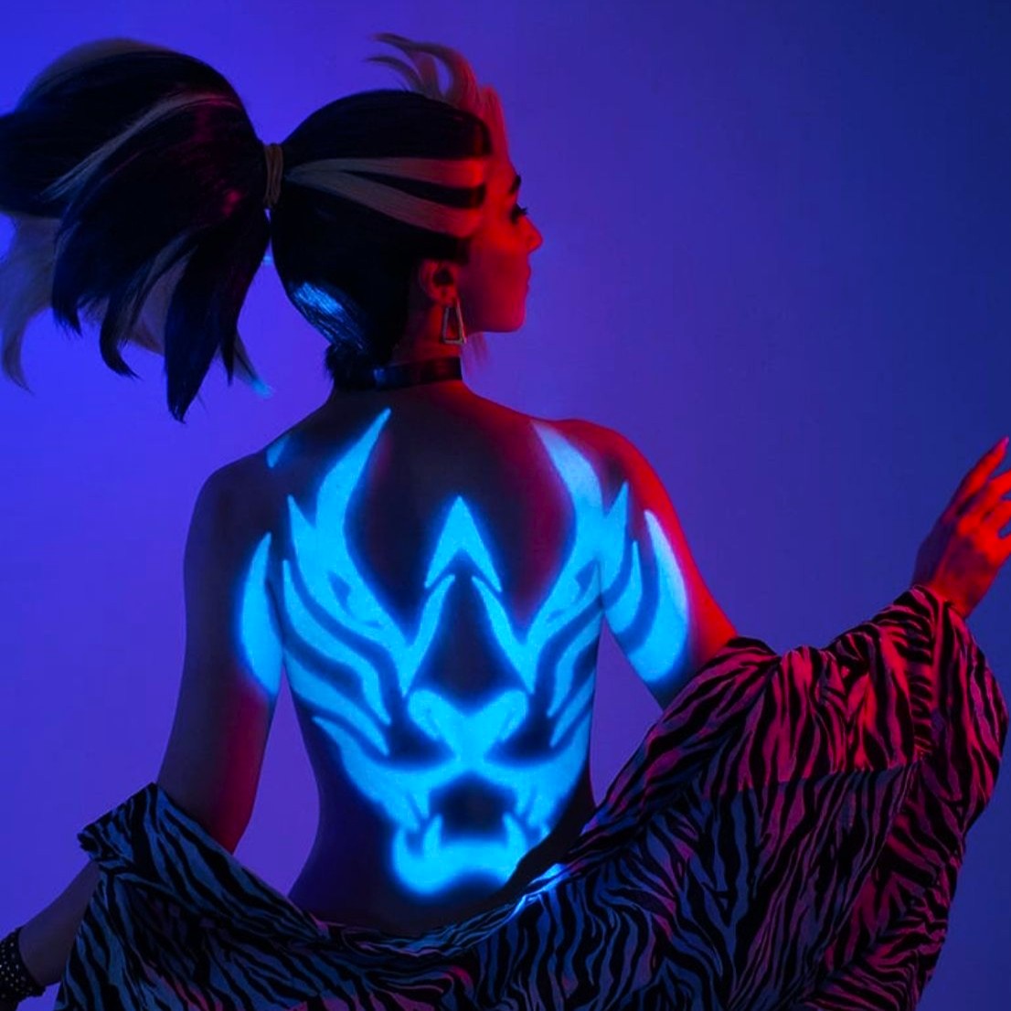 akali maquillage tattoo neon tigre dos k/da