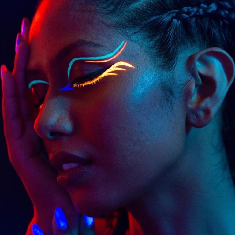 Eyeliner neon orange et bleu prisma