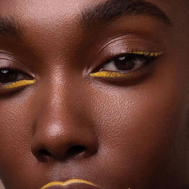 maquillage eyeliner doré prisma peau foncé