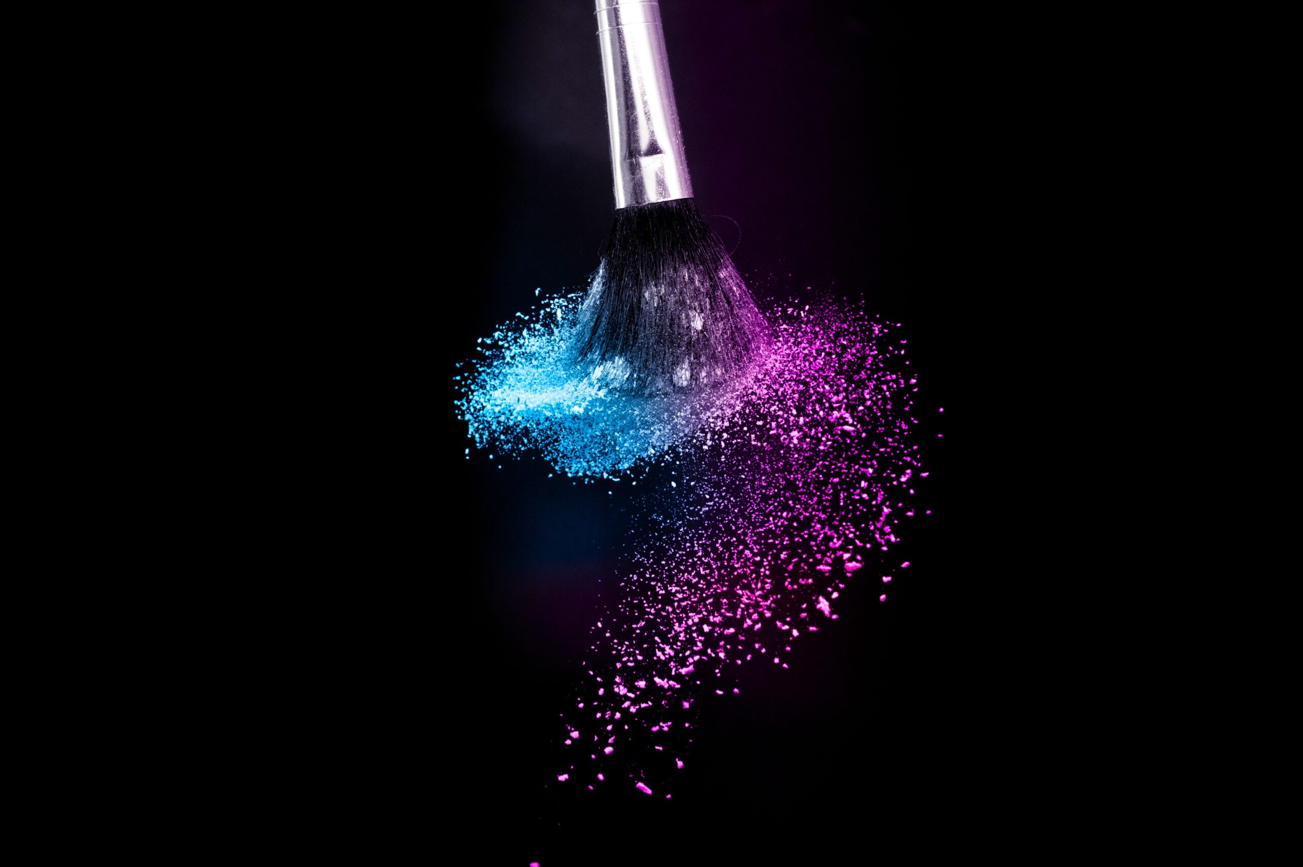 pinceaux makeup rose et bleu néon